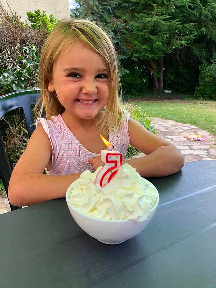 Jessica a rejoint le concours — aidez-le/la à gagner de superbes lots ! buttercream, cream, cuisine, dairy, dessert, dish, food, gelato, grass, ice_cream, icing, ingredient, joy, person, plant, recipe, smile, soft_serve_ice_creams, sweetness, tableware