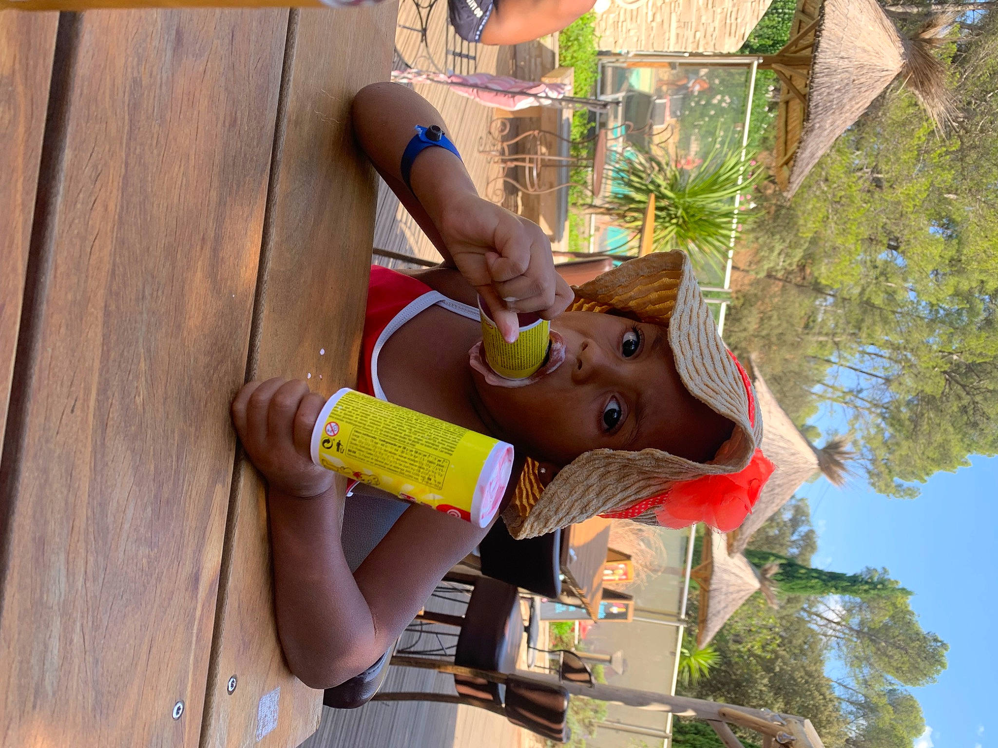 Fana a rejoint le concours — aidez-le/la à gagner de superbes lots ! art, child, fun, grass, headwear, leisure, person, plant, play, recreation, sky, tree, vacation, visual_arts, water, wood, wood_stain