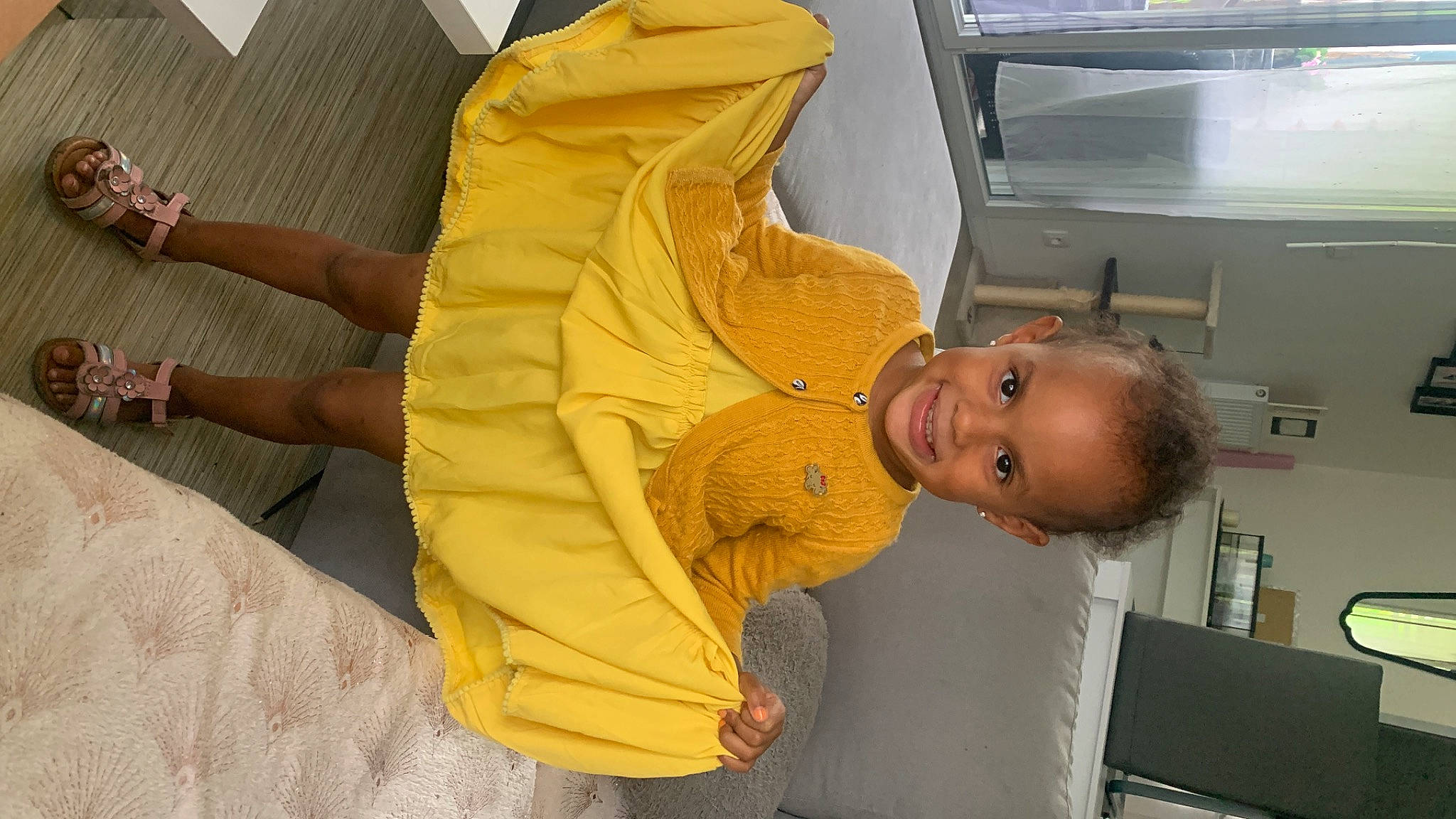 Fana participe au concours pour gagner de l'argent avec cette photo : abdomen, baby, baby_products, child, fun, hat, human_leg, joy, person, room, smile, toddler, wood