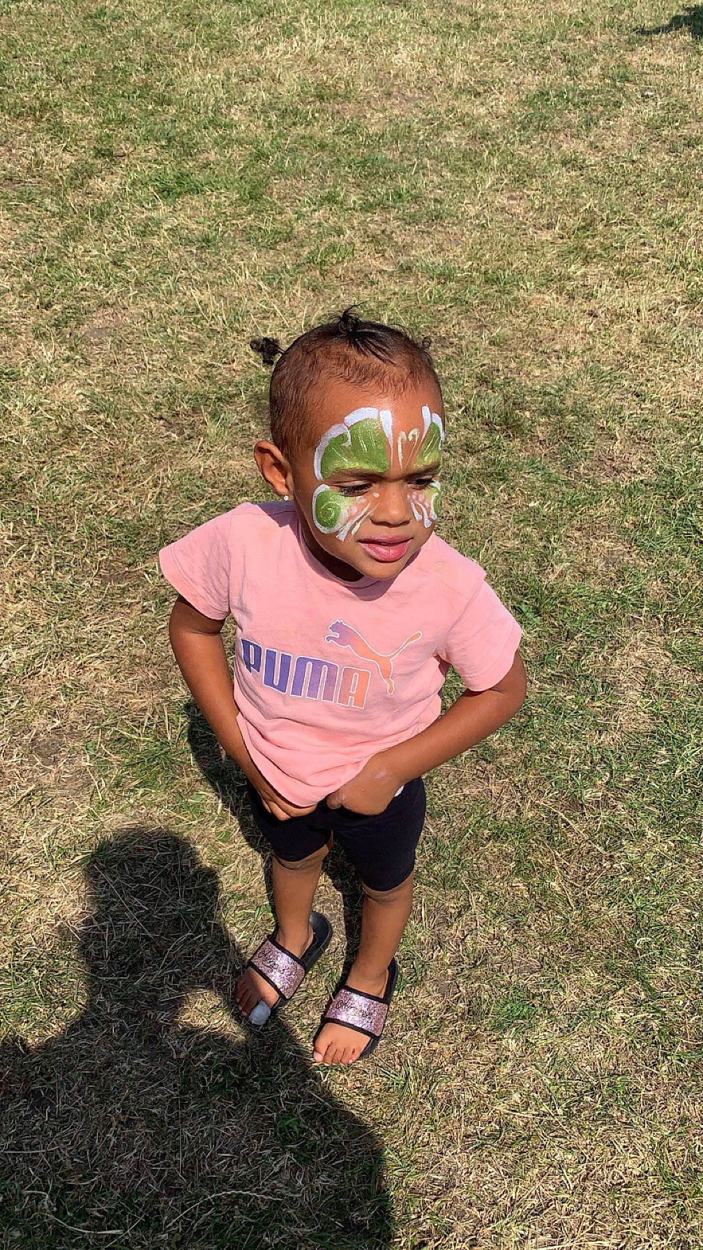 Fana participe au concours pour gagner de l'argent avec cette photo : baby_toddler_clothing, eye, eyewear, face, fun, grass, grass_family, grassland, happy, lawn, leisure, people_in_nature, person, personal_protective_equipment, recreation, shorts, sitting, smile, soil, sunglasses