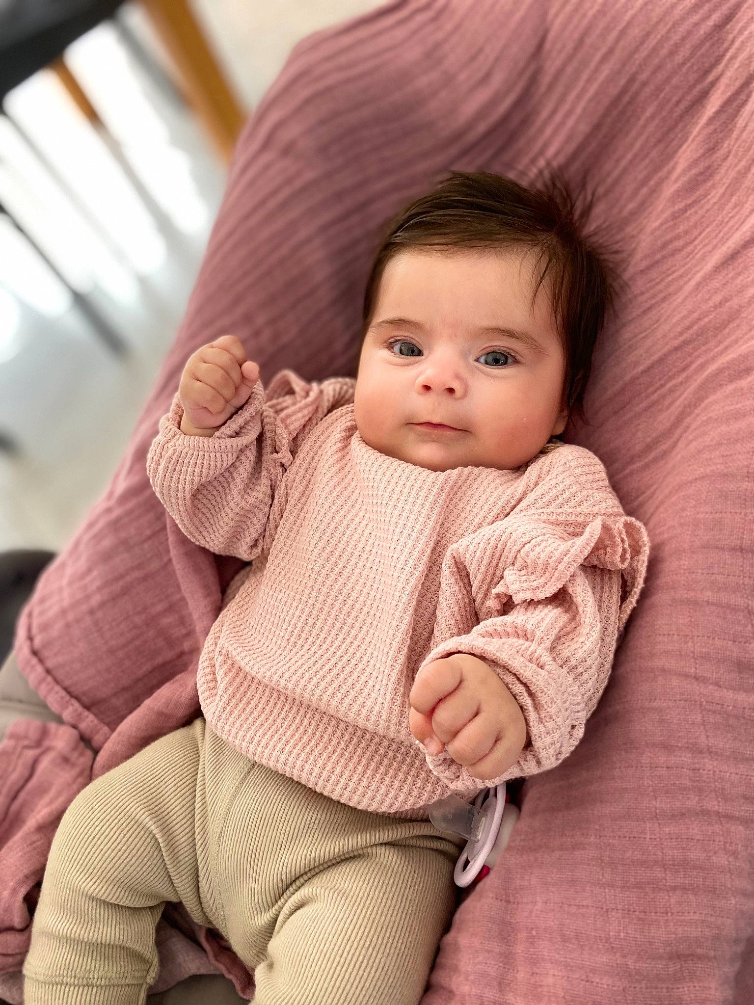 Lisa a rejoint le concours — aidez-le/la à gagner de superbes lots ! arm, baby, baby_toddler_clothing, cheek, child, chin, comfort, eye, face, finger, happy, human, lip, neck, nose, person, shoulder, skin, sleeve, toddler