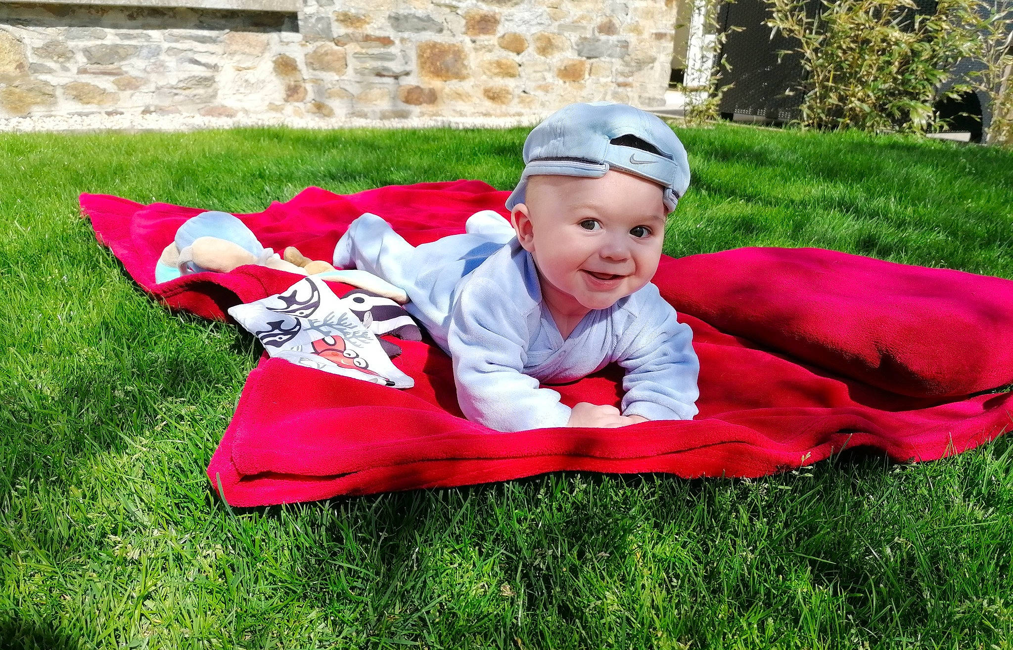 Rudy participe au concours pour gagner de l'argent avec cette photo : baby, baby_toddler_clothing, carmine, child, comfort, event, fun, grass, grass_family, grassland, happy, headwear, lawn, leisure, people_in_nature, person, plant, recreation, sitting, smile