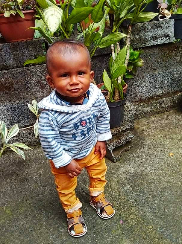 Télio a rejoint le concours — aidez-le/la à gagner de superbes lots ! baby, baby_toddler_clothing, child, cool, flowerpot, foot, garden, grass, happy, houseplant, leisure, people_in_nature, person, plant, sandal, sitting, smile, soil, standing, toddler