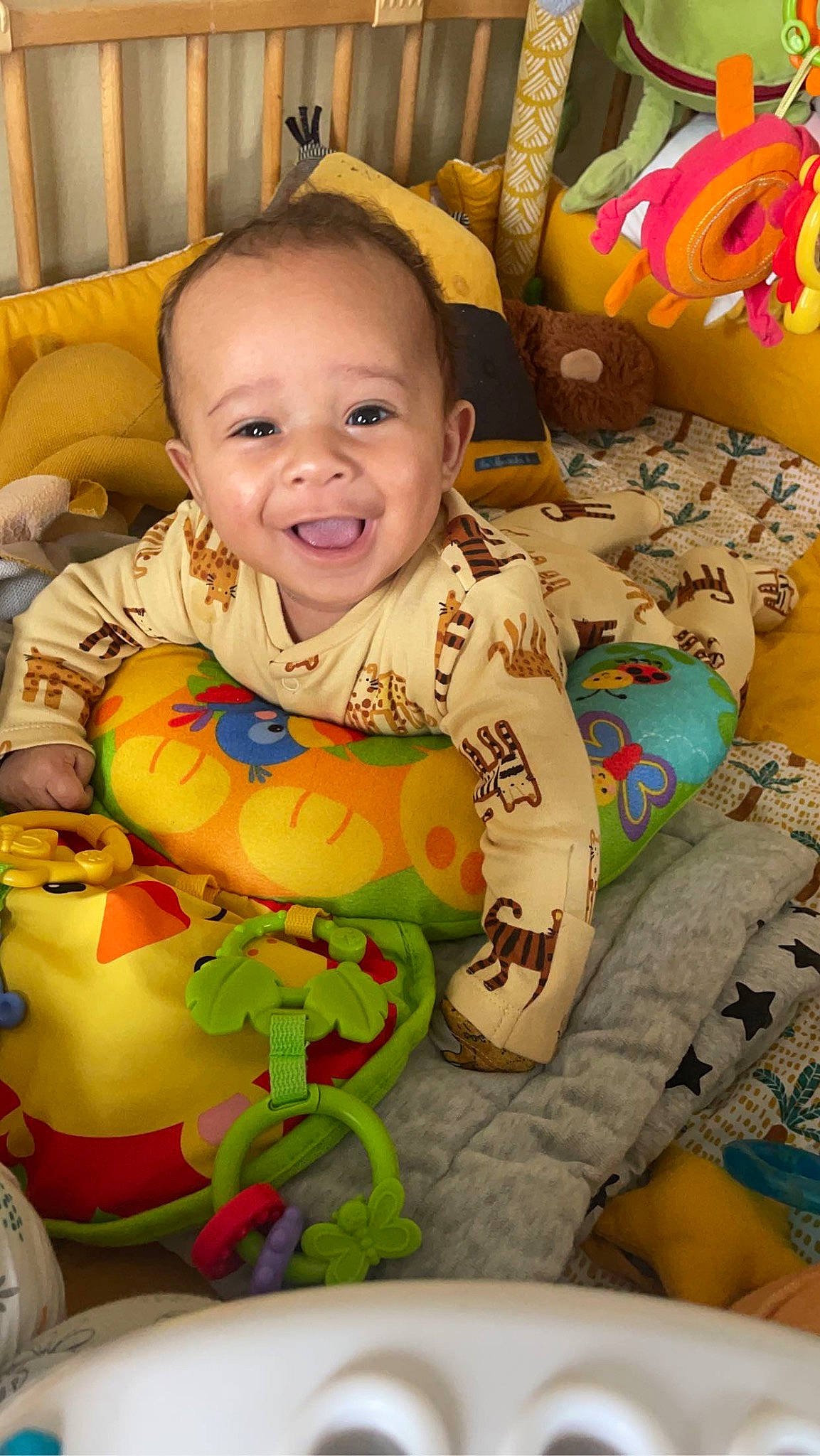 Néhémie participe au concours pour gagner de l'argent avec cette photo : baby, baby_playing_with_toys, baby_products, baby_toddler_clothing, baby_toys, cheek, child, comfort, face, facial_expression, fun, happy, head, joy, linens, person, play, room, sitting, skin