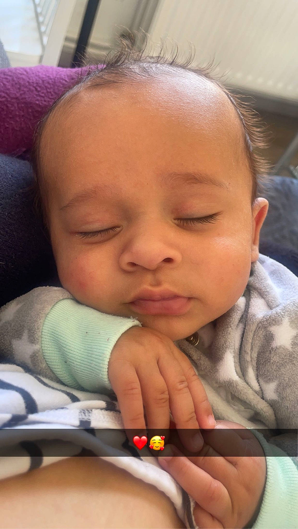 Néhémie a rejoint le concours — aidez-le/la à gagner de superbes lots ! baby, baby_toddler_clothing, cheek, child, chin, ear, eyebrow, eyelash, facial_expression, finger, gesture, hairstyle, iris, lip, mouth, nail, nose, person, skin, thumb