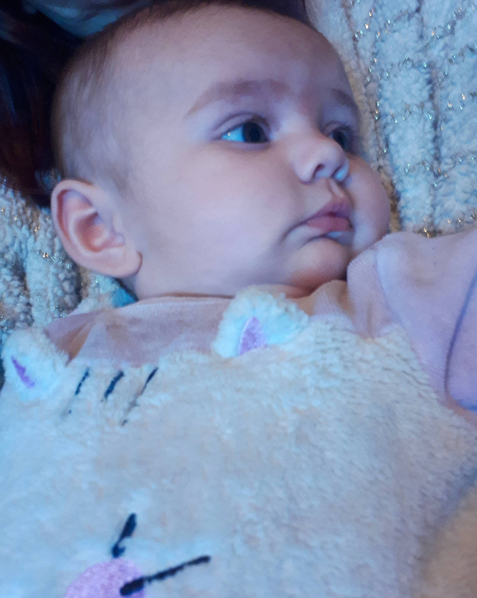 Lyana a rejoint le concours — aidez-le/la à gagner de superbes lots ! baby, baby_toddler_clothing, cheek, chin, comfort, eye, face, finger, fun, grass, happy, head, iris, linens, lip, mouth, nose, person, pink, skin