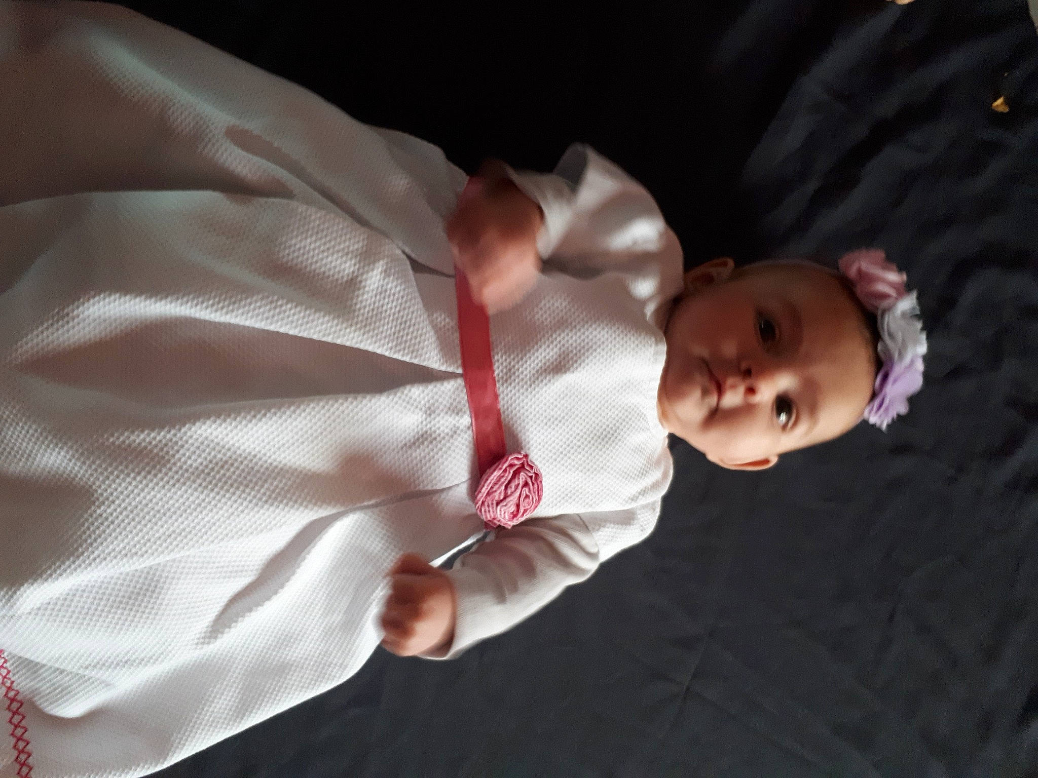 Lyana a rejoint le concours — aidez-le/la à gagner de superbes lots ! baby, baby_products, baby_toddler_clothing, cheek, child, comfort, darkness, elbow, flash_photography, gesture, nail, person, skin, sleeve, thumb, toddler, tree, wood, wrist