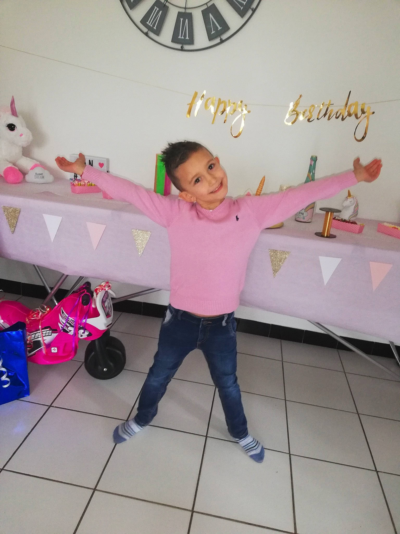 Célyann participe au concours pour gagner de l'argent avec cette photo : child, fun, happy, joy, leg, party, person, pink, play, smile, toddler