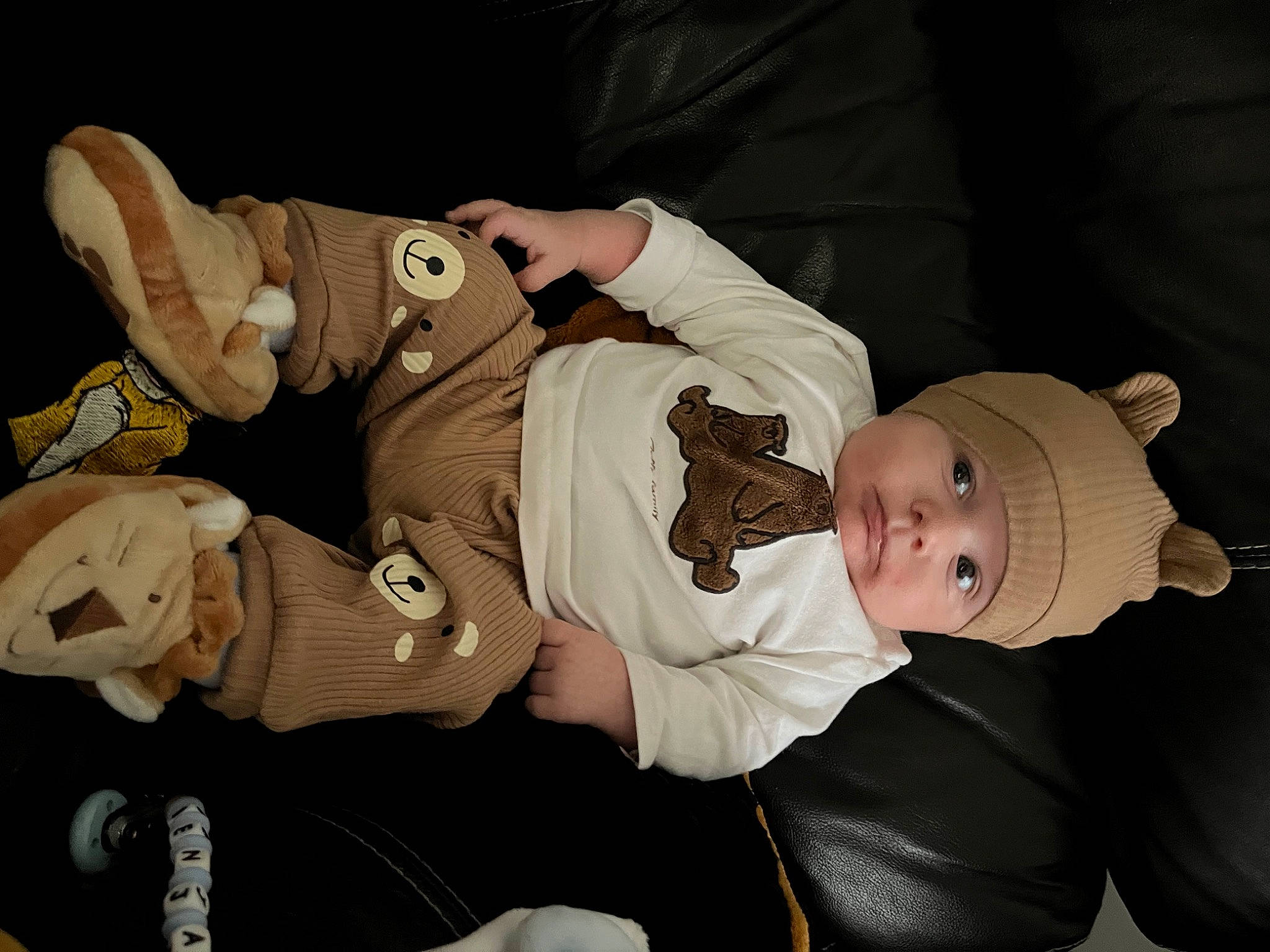 Benjamin participe au concours pour gagner de l'argent avec cette photo : baby, baby_products, baby_toddler_clothing, carmine, child, comfort, finger, fun, gesture, hat, headwear, person, personal_protective_equipment, product, sleeve, smile, thumb, toddler