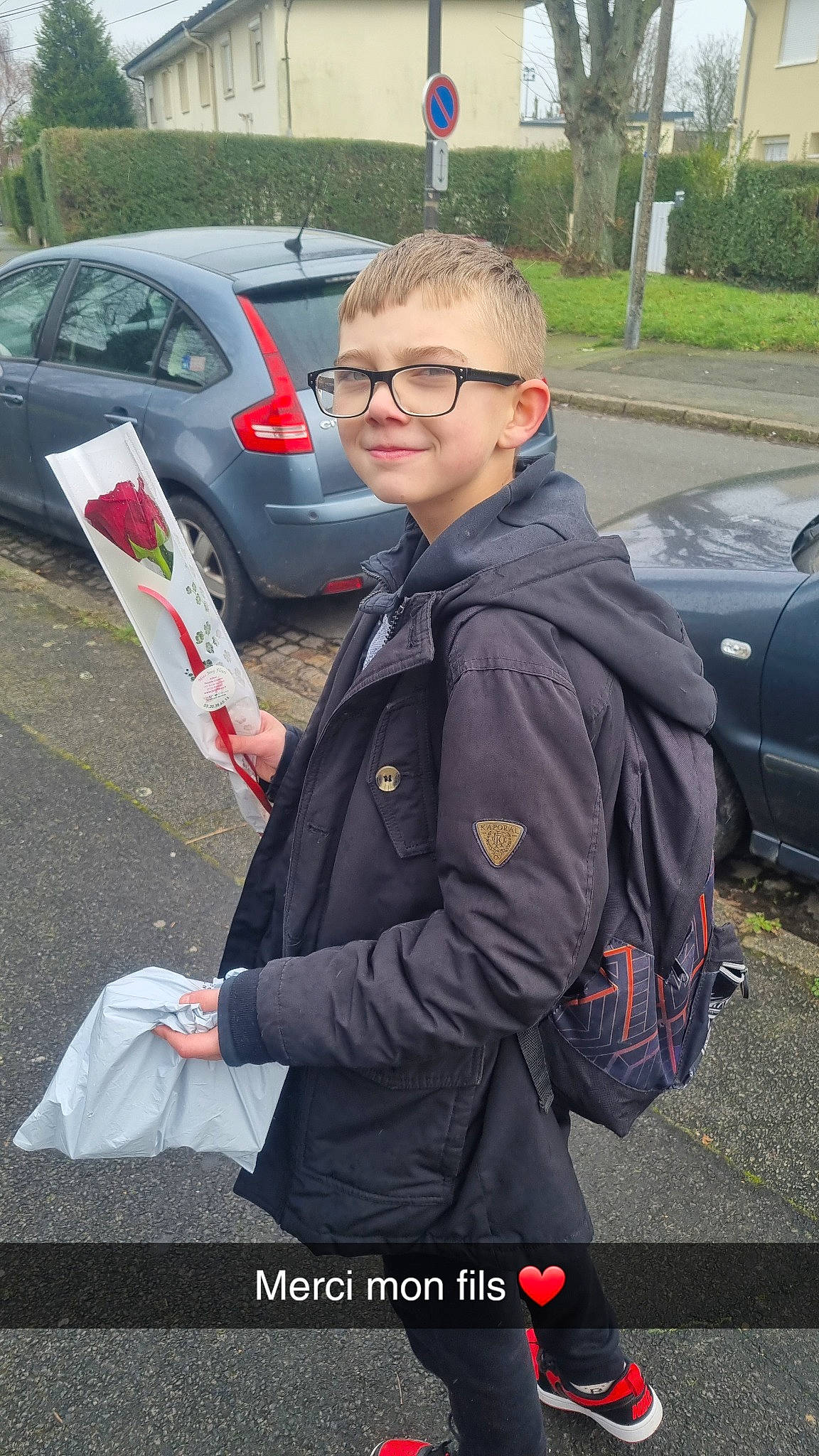 Lorenzo participe au concours pour gagner de l'argent avec cette photo : asphalt, automotive_design, automotive_exterior, automotive_lighting, automotive_tire, car, family_car, gesture, glove, joy, luxury_vehicle, motor_vehicle, parking, pedestrian, person, personal_luxury_car, plant, road, tire, vehicle