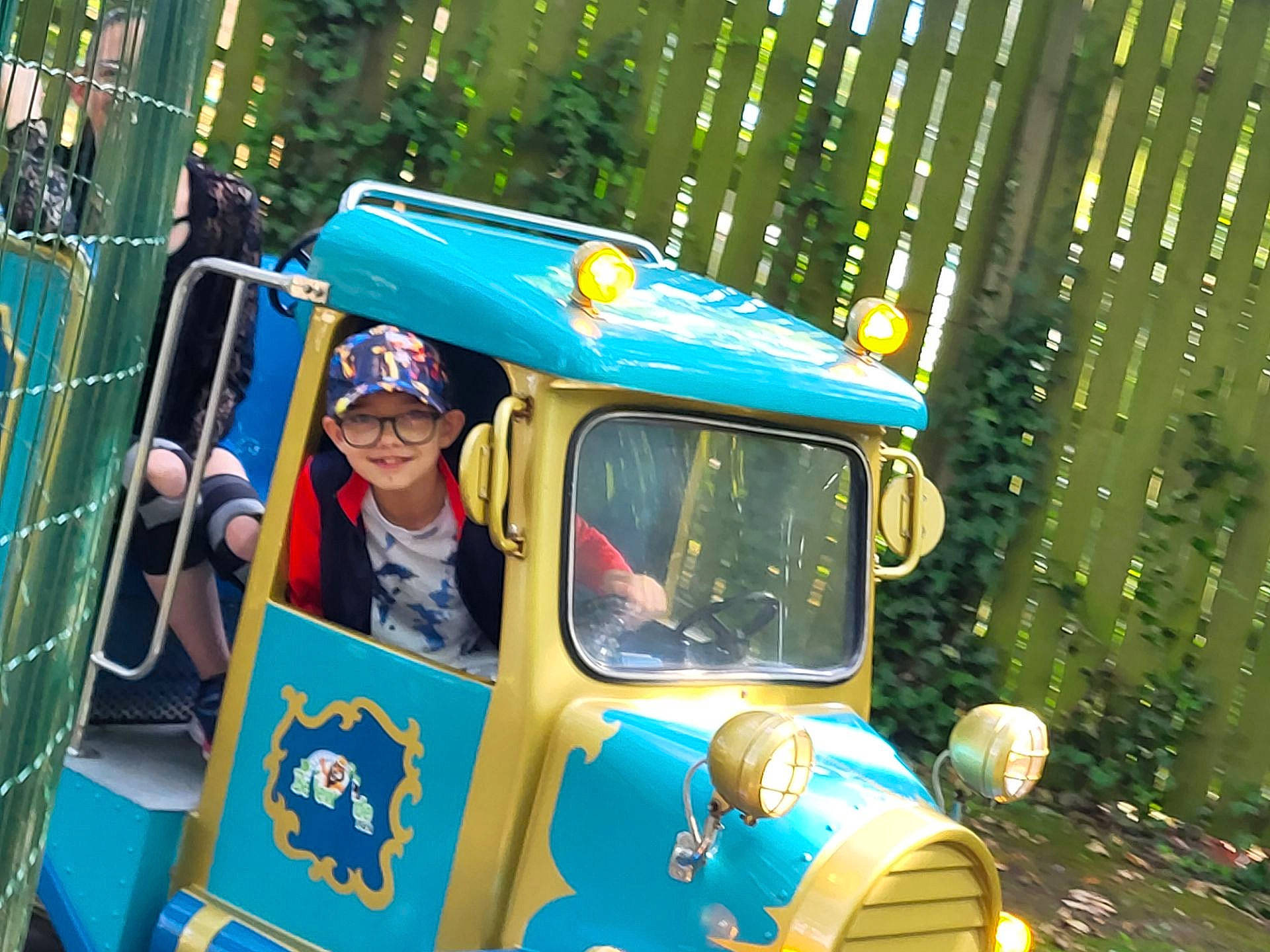 Lorenzo participe au concours pour gagner de l'argent avec cette photo : amusement_ride, antique_car, automotive_exterior, classic, classic_car, electric_blue, fence, fun, hat, headwear, helmet, joy, leisure, mode_of_transport, motor_vehicle, person, personal_protective_equipment, recreation, rickshaw, smile