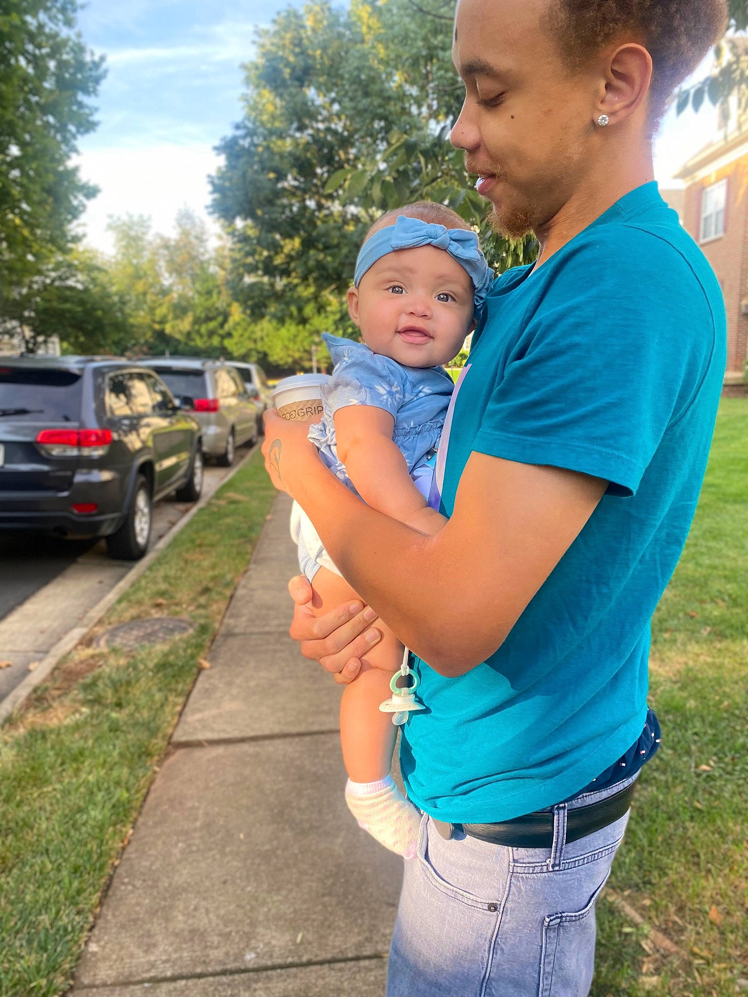 Sky is registered to the contest to win money with this photo: baby, belt, car, child, electric_blue, event, face, fun, grass, happy, hat, headwear, interaction, leisure, person, plant, recreation, sky, t_shirt, toddler