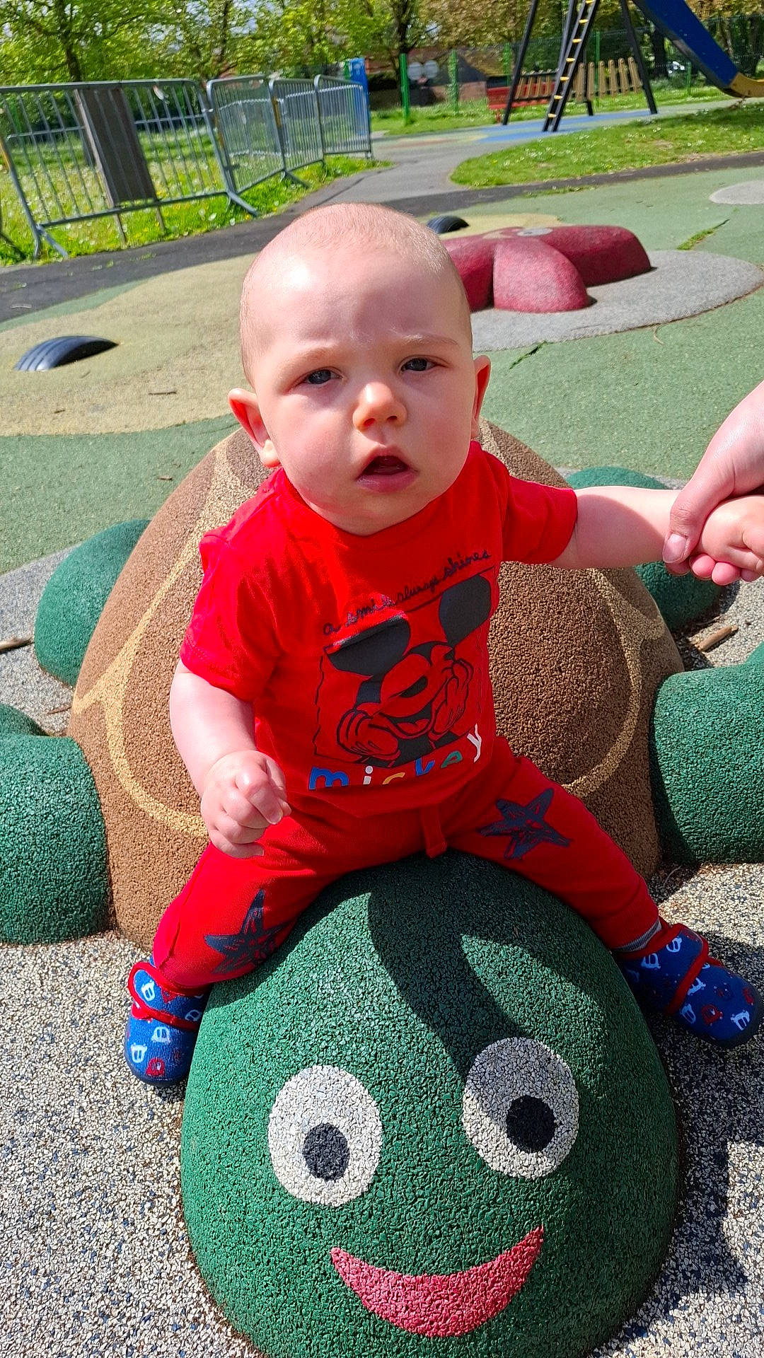 Angelo a rejoint le concours — aidez-le/la à gagner de superbes lots ! baby, baby_playing_with_toys, baby_toddler_clothing, child, flooring, fun, grass, green, happy, leisure, magenta, pattern, person, pink, play, recreation, sitting, smile, t_shirt, toddler