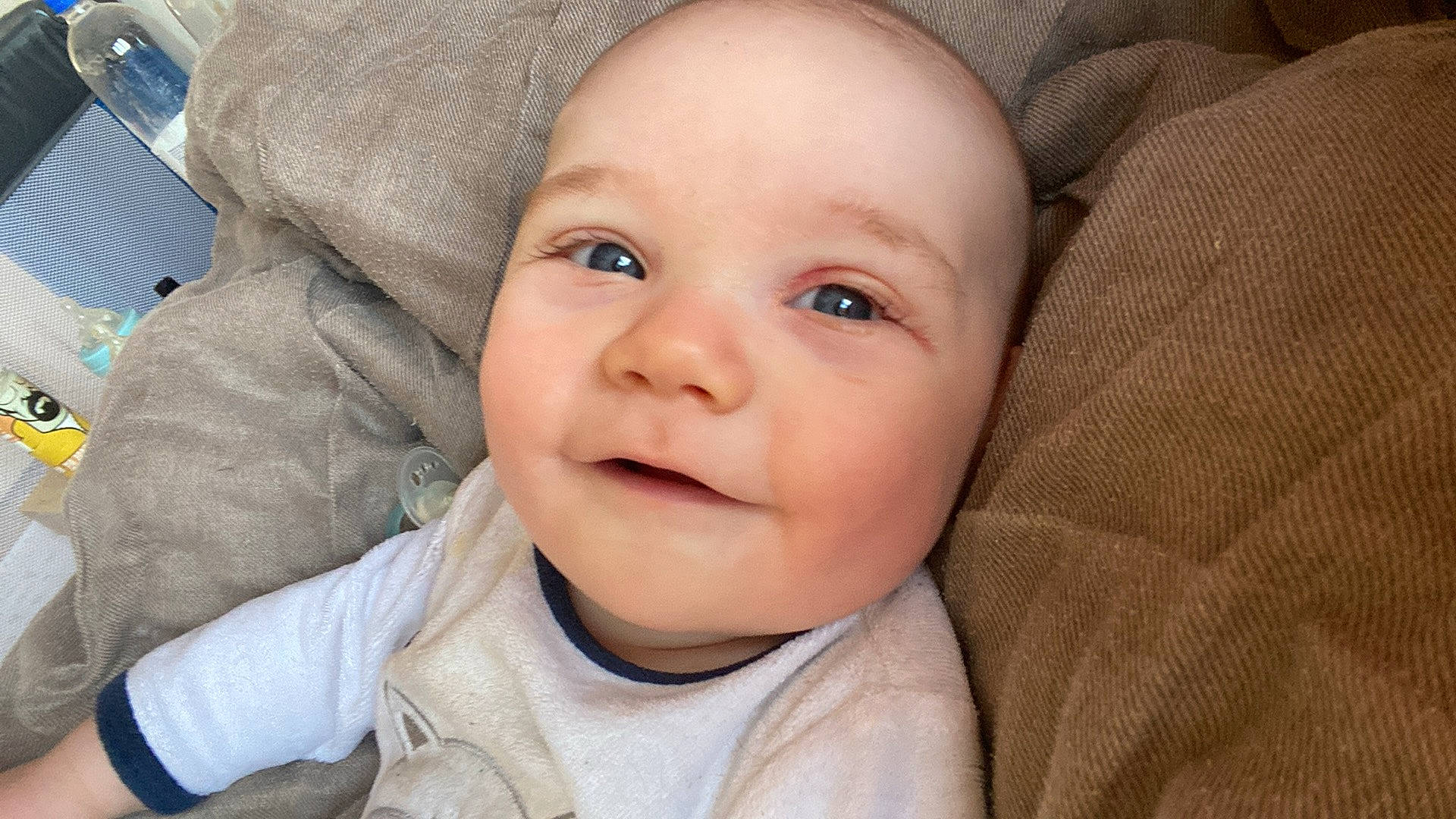 Angelo a rejoint le concours — aidez-le/la à gagner de superbes lots ! baby, baby_products, baby_toddler_clothing, cheek, child, collar, comfort, eye, eyelash, happy, iris, linens, lip, nose, outerwear, person, sitting, skin, sleeve, smile