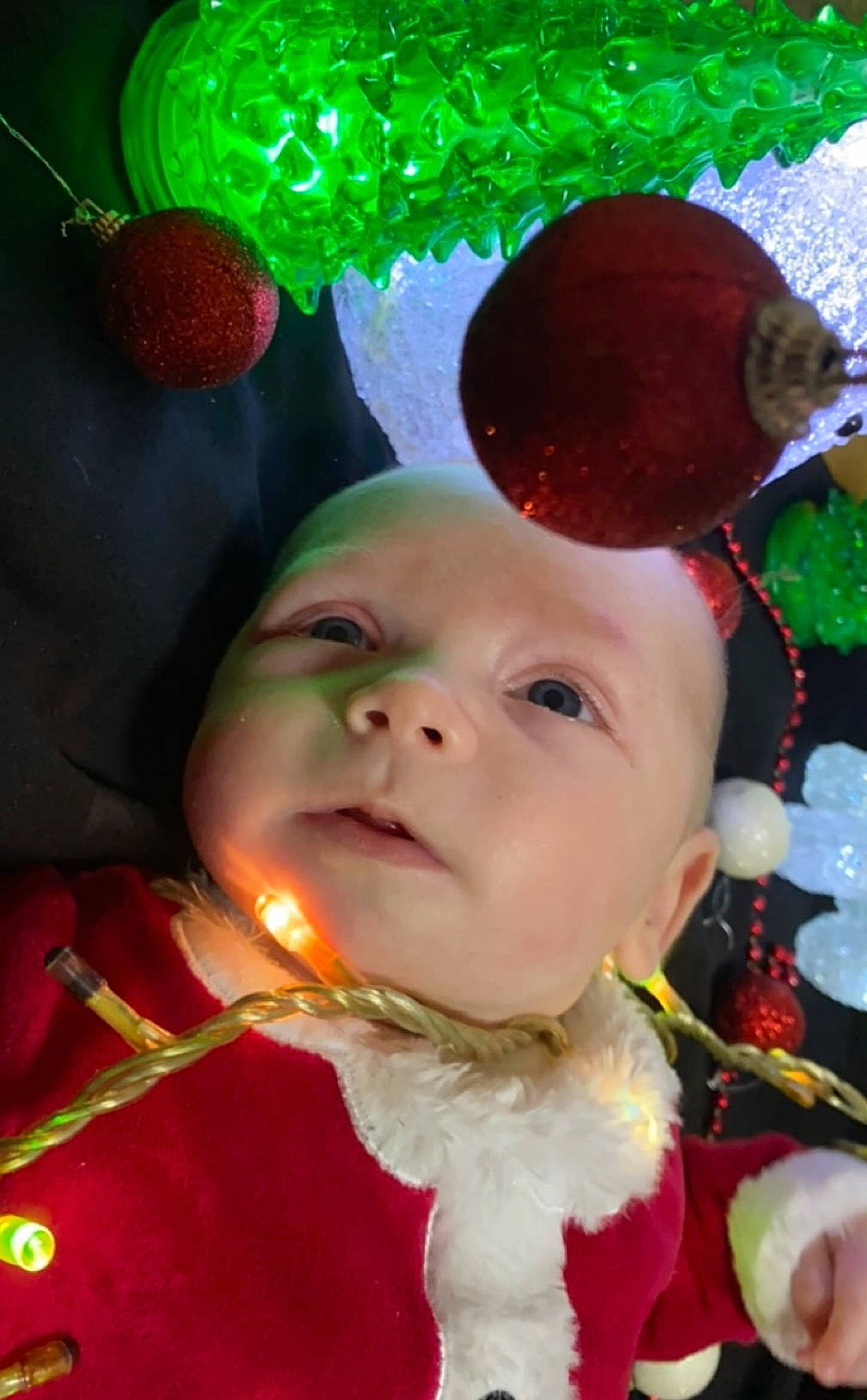 Angelo participe au concours pour gagner de l'argent avec cette photo : art, baby, cheek, christmas, christmas_eve, christmas_ornament, event, fashion_accessory, fun, green, happy, hat, head, holiday, holiday_ornament, ornament, party_supply, person, red, toddler
