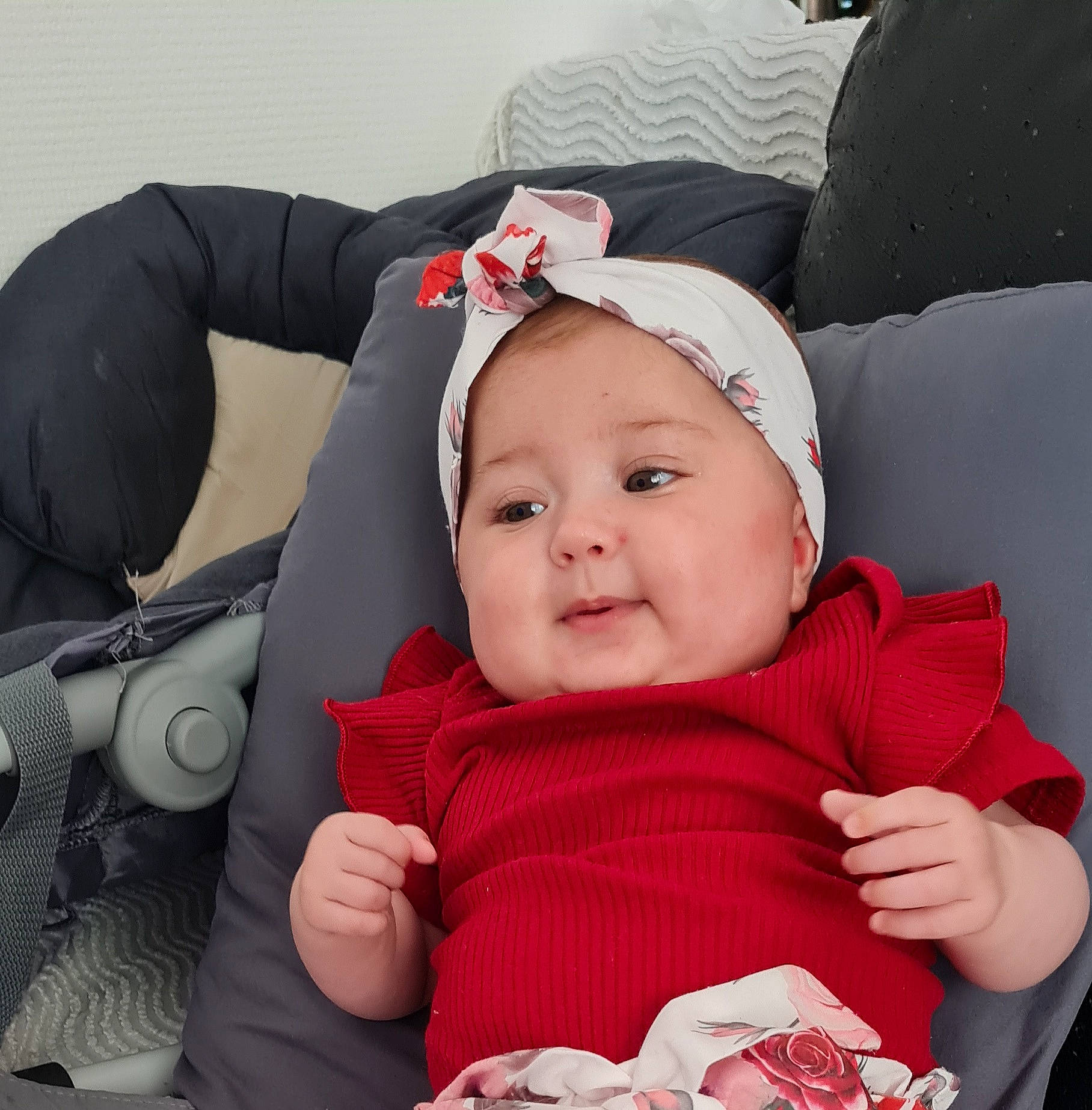 Lou a rejoint le concours — aidez-le/la à gagner de superbes lots ! baby, baby_carriage, baby_products, baby_toddler_clothing, beanie, car_seat, child, comfort, fashion_accessory, gesture, happy, headwear, lap, linens, outerwear, person, sitting, sleeve, smile, textile