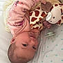 Loïs a rejoint le concours — aidez-le/la à gagner de superbes lots ! baby, infant, plush_toy, giraffe, pink_clothing, bed, blanket, pacifier, hand, face, head, skin, eyes, cute, lying_down, soft_toy, child, indoor, sleepwear, newborn