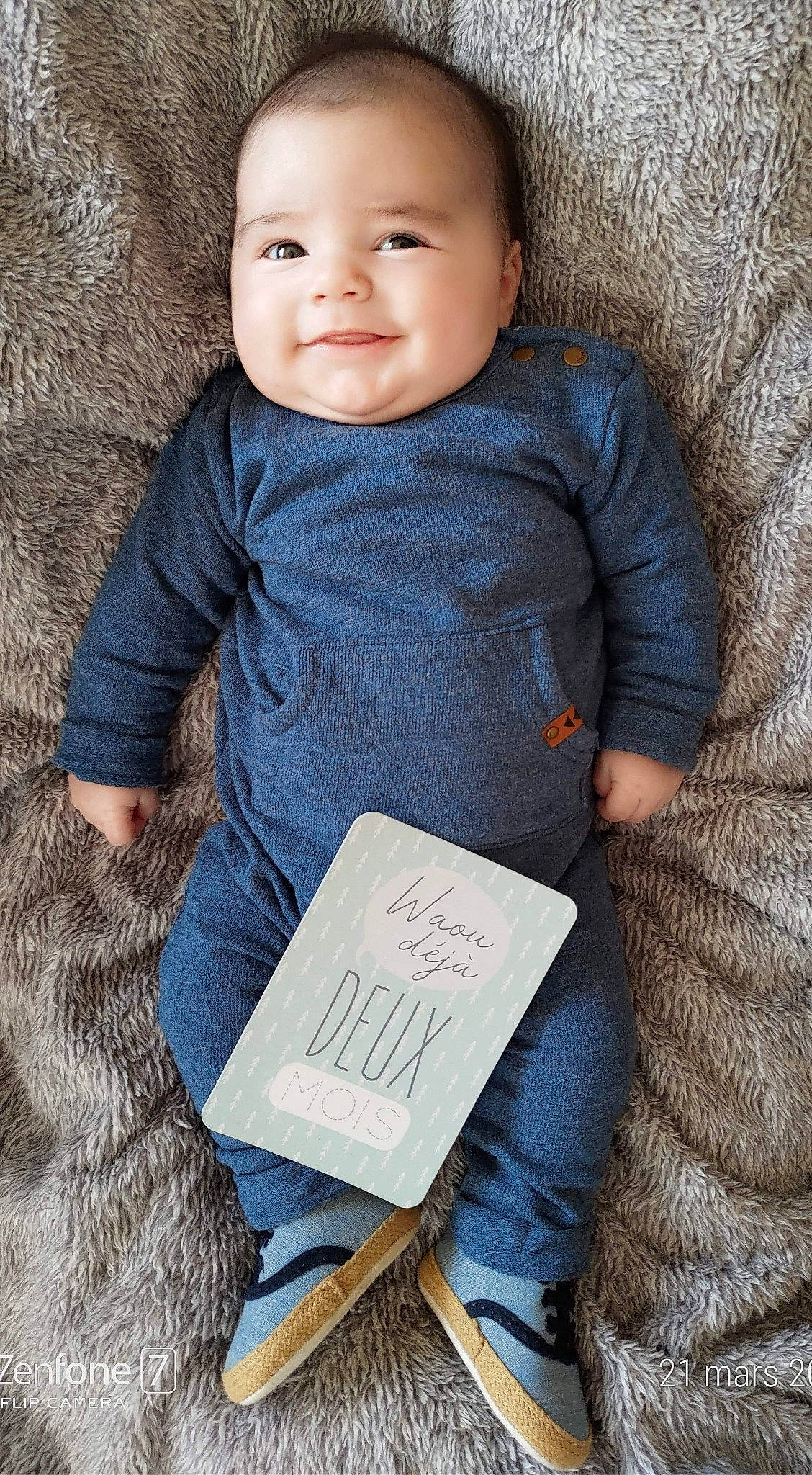 Tybo a rejoint le concours — aidez-le/la à gagner de superbes lots ! azure, baby, baby_toddler_clothing, child, comfort, electric_blue, grey, hand, handwriting, happy, human_body, joy, organ, outerwear, pattern, person, photograph, skin, sleeve, smile