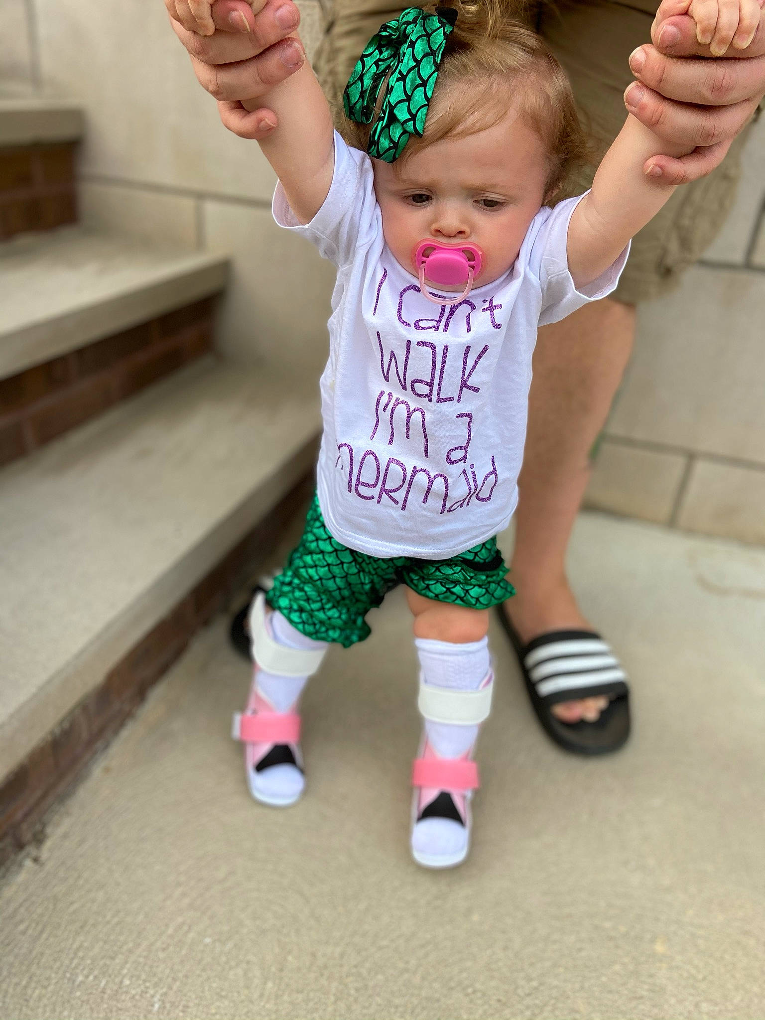 Avè is registered to the contest to win money with this photo: baby, baby_products, baby_toddler_clothing, bracelet, calf, child, cool, finger, gesture, hair_accessory, hand, human_leg, nail, pattern, person, pink, sock, stairs, thumb, toddler