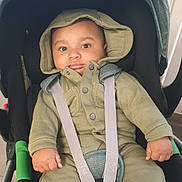 Marius a rejoint le concours — aidez-le/la à gagner de superbes lots ! baby, child, car_seat, hooded_jacket, blanket, straps, infant, clothing, sitting, indoors, cute, face, person, young_child, seatbelt, soft_blanket, casual_wear, looking_at_camera, small_hands, warm_clothing