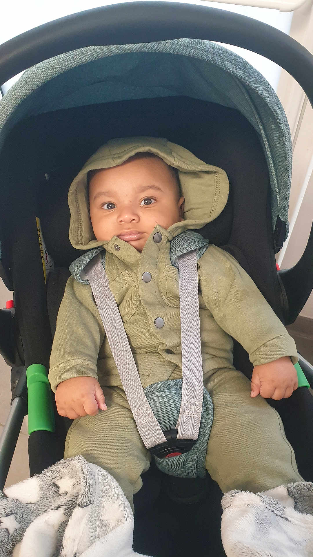 Marius a rejoint le concours — aidez-le/la à gagner de superbes lots ! baby, child, car_seat, hooded_jacket, blanket, straps, infant, clothing, sitting, indoors, cute, face, person, young_child, seatbelt, soft_blanket, casual_wear, looking_at_camera, small_hands, warm_clothing