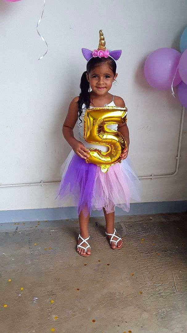 Shaïna a rejoint le concours — aidez-le/la à gagner de superbes lots ! child, costume, costume_accessory, dress, joy, party_supply, person, purple, toddler