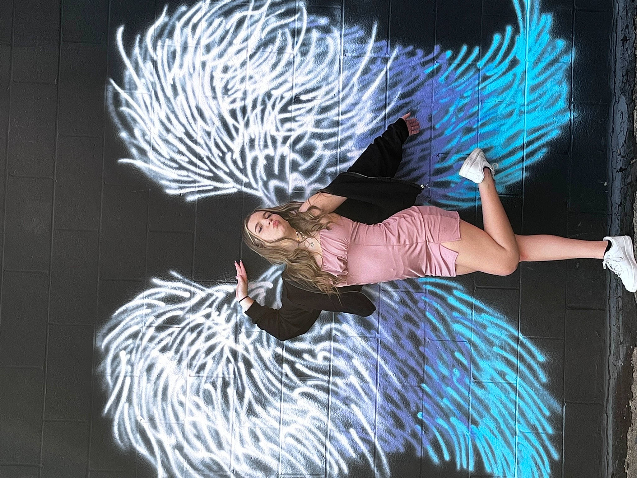 Cali is registered to the contest to win money with this photo: art, costume_design, dance, darkness, electric_blue, entertainment, event, fashion, fashion_accessory, fashion_design, feather, fun, fur, natural_material, performance, performance_art, performing_arts, person, public_event, thigh