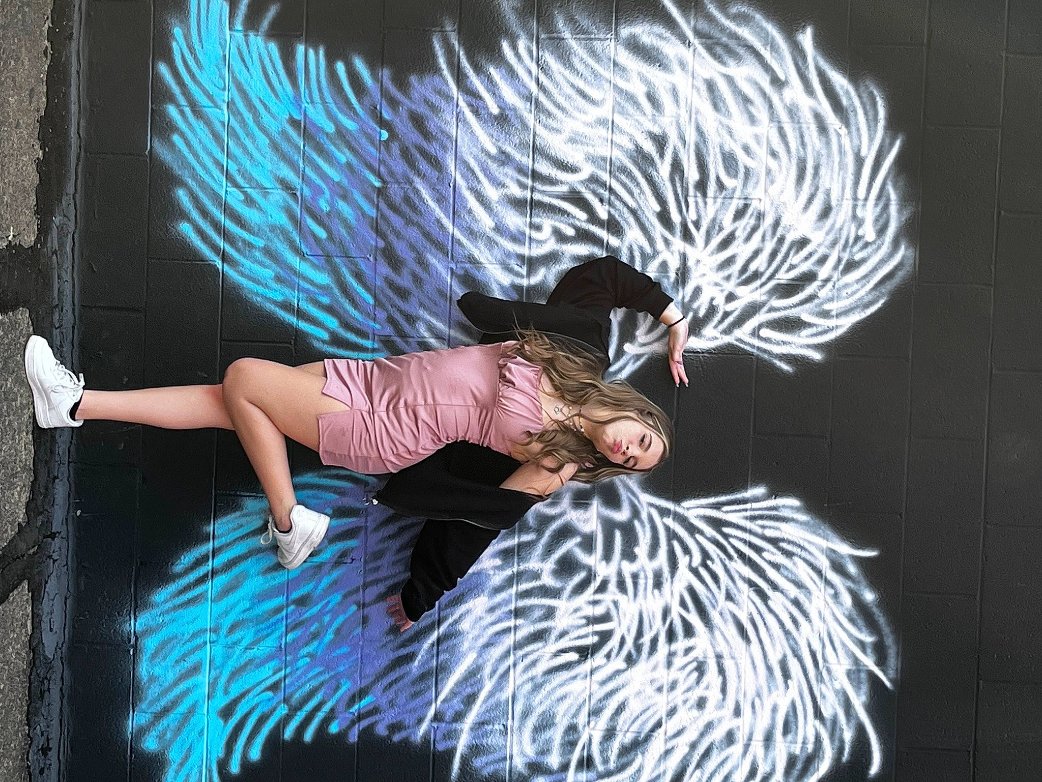 Cali is registered to the contest to win money with this photo: art, beauty, dress, electric_blue, entertainment, event, fashion_accessory, fashion_design, feather, flash_photography, fun, human_leg, leisure, natural_material, performance_art, performing_arts, person, t_shirt, textile, tree