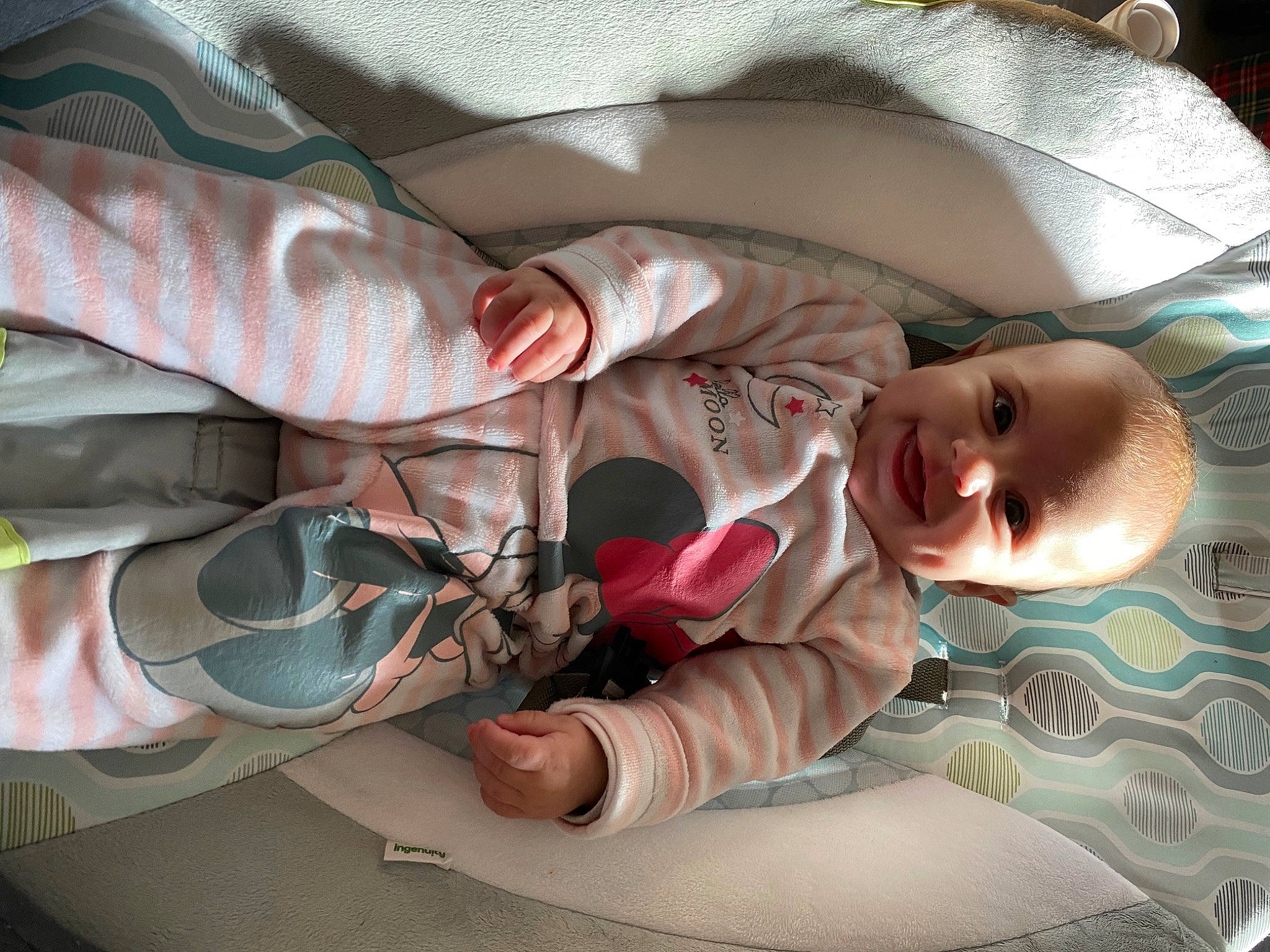 Délya a rejoint le concours — aidez-le/la à gagner de superbes lots ! baby, baby_carriage, baby_products, baby_toddler_clothing, cheek, child, comfort, facial_expression, finger, hand, joy, linens, mouth, nail, pattern, person, skin, sleep, smile, textile