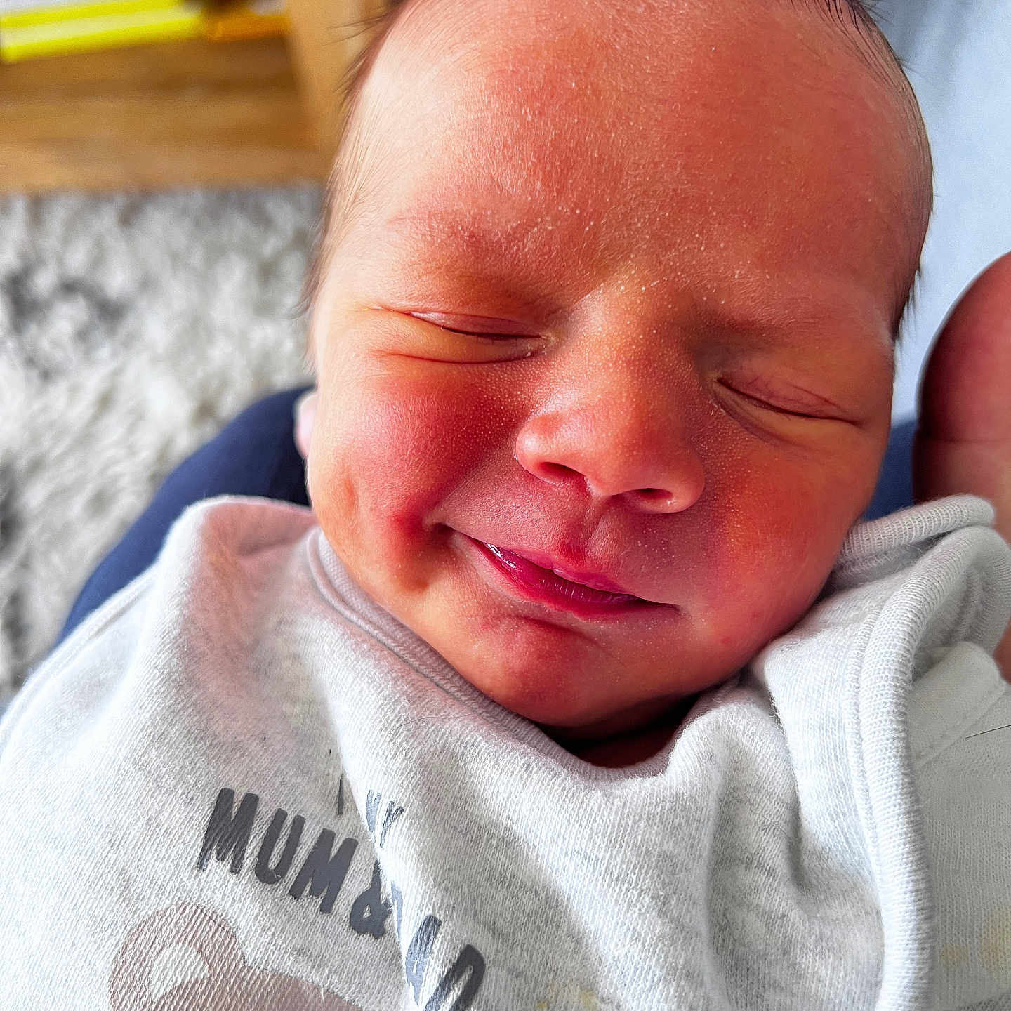 Ezio a rejoint le concours — aidez-le/la à gagner de superbes lots ! baby, babywear, closeup, clothing, cute, face, hair, human, indoors, infant, newborn, newborn_clothing, onesie, peaceful, portrait, skin, sleeping, smiling, soft, toddler