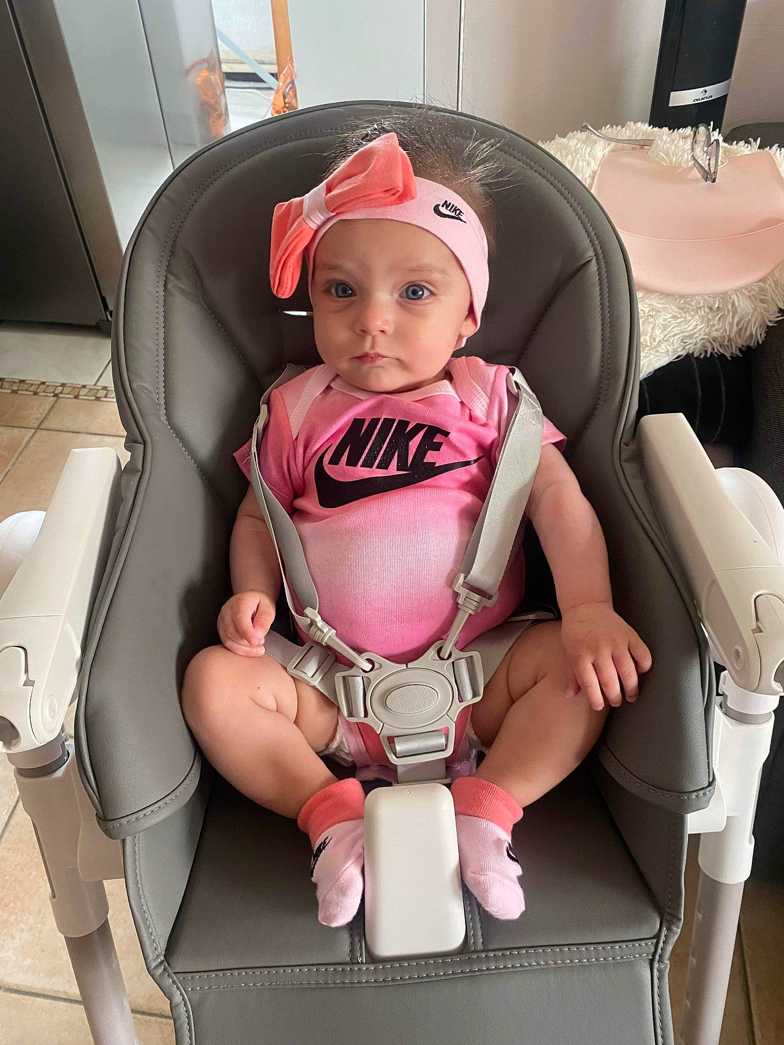Issia participe au concours pour gagner de l'argent avec cette photo : auto_part, automotive_design, baby, baby_carriage, baby_products, baby_safety, baby_toddler_clothing, car_seat, chair, child, comfort, hat, head_restraint, headwear, human_leg, lap, person, seat_belt, service, sitting