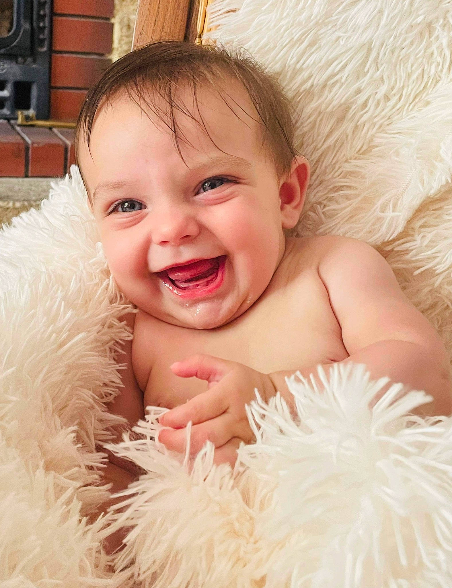 Issia participe au concours pour gagner de l'argent avec cette photo : abdomen, baby, baby_laughing, baby_toddler_clothing, cheek, chest, child, comfort, fun, happy, head, home_appliance, jewellery, joy, laugh, peach, person, pink, portrait_photography, skin