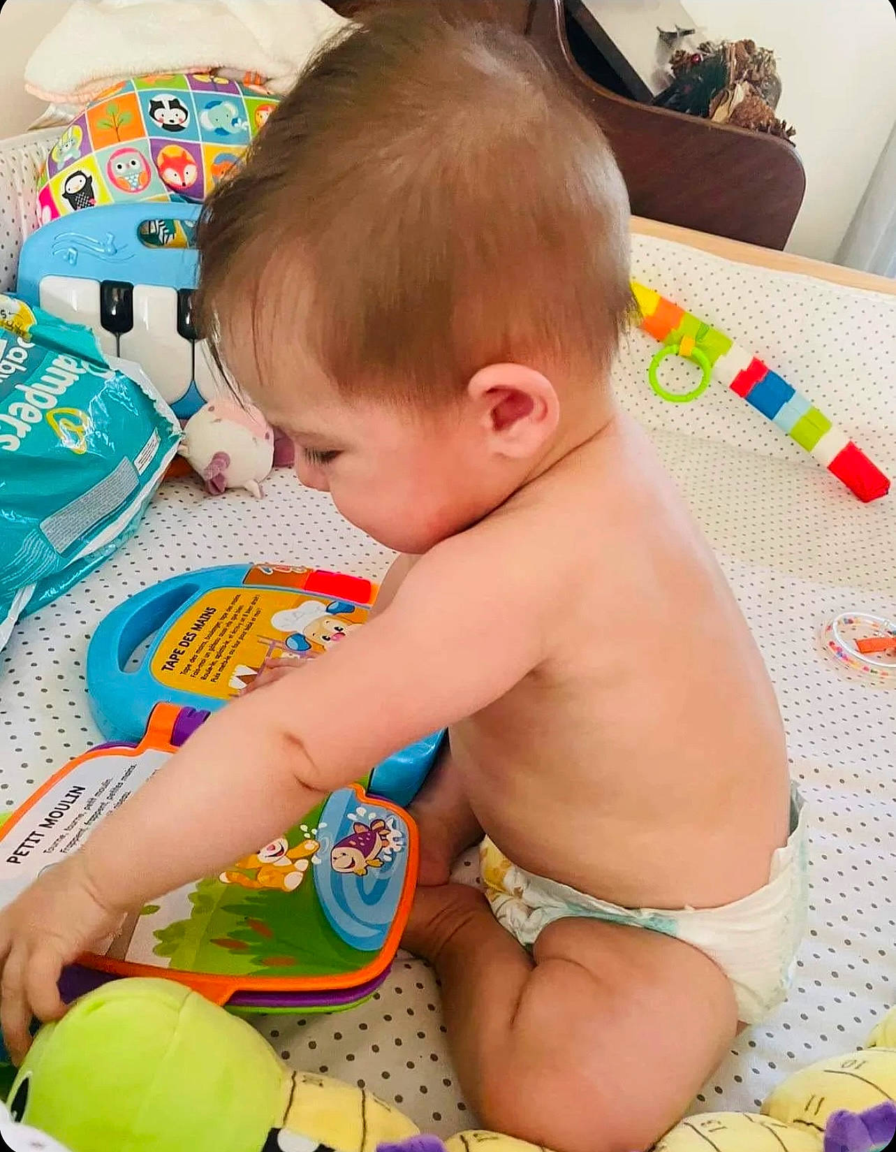 Issia participe au concours pour gagner de l'argent avec cette photo : abdomen, baby, baby_playing_with_toys, baby_products, baby_toddler_clothing, chest, child, foot, fun, head, human_leg, person, play, sitting, thigh, thumb, toddler, toy, yellow
