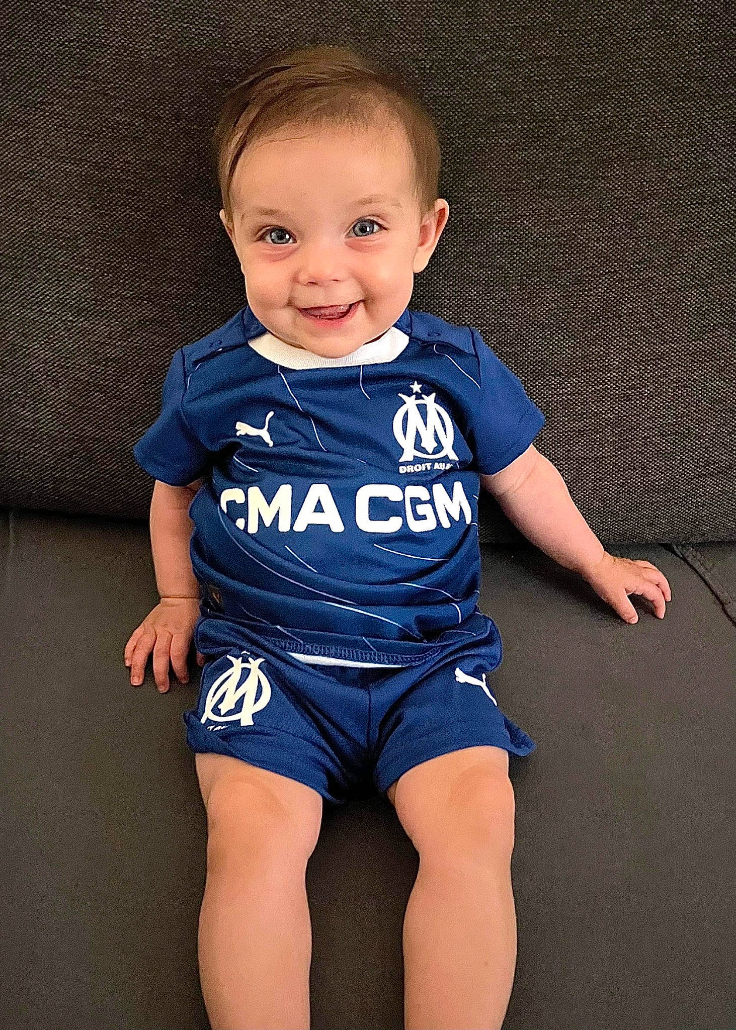 Issia a rejoint le concours — aidez-le/la à gagner de superbes lots ! baby, baby_toddler_clothing, child, dress, electric_blue, fashion_design, flash_photography, flooring, happy, human_body, human_leg, joy, knee, person, sleeve, smile, sportswear, t_shirt, thigh, toddler