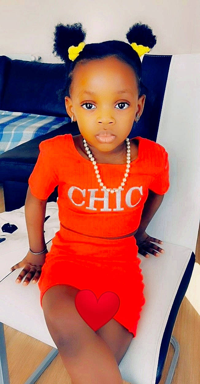 Kataleya a rejoint le concours — aidez-le/la à gagner de superbes lots ! baby_toddler_clothing, black_hair, cheek, chin, cool, dress, eyebrow, facial_expression, happy, jewellery, lip, neck, necklace, person, skin, sleeve, sportswear, t_shirt, thigh, trunk