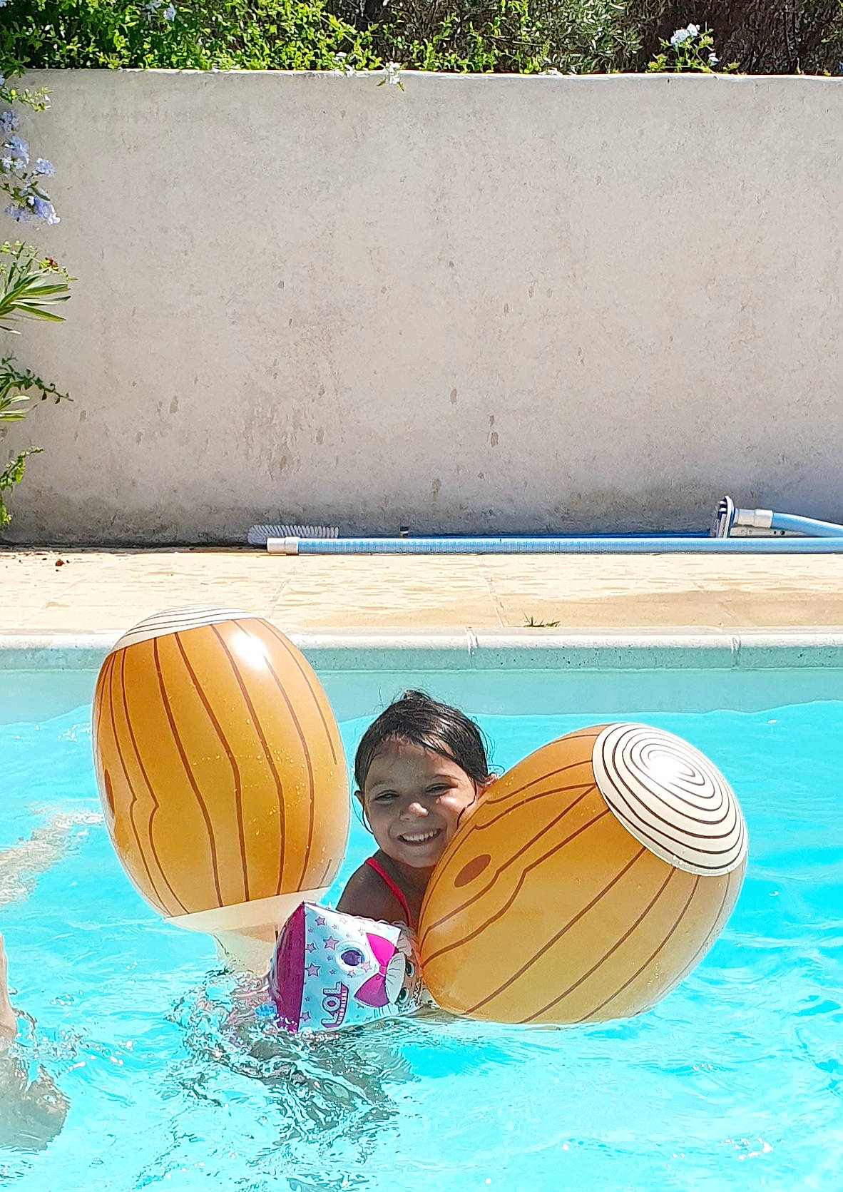 Chloé participe au concours pour gagner de l'argent avec cette photo : ball, fun, furniture, games, headgear, joy, leisure, person, play, recreation, sitting, summer, swimming_pool, vacation