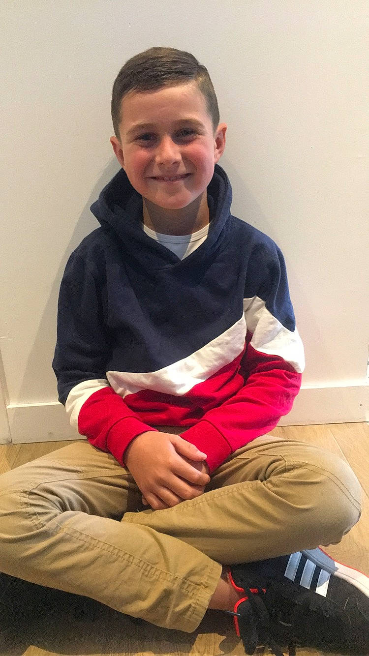 Lohann participe au concours pour gagner de l'argent avec cette photo : cheek, comfort, elbow, flooring, fun, happy, human_leg, joint, joy, knee, lap, leg, mouth, neck, person, shoulder, sitting, sleeve, smile, t_shirt