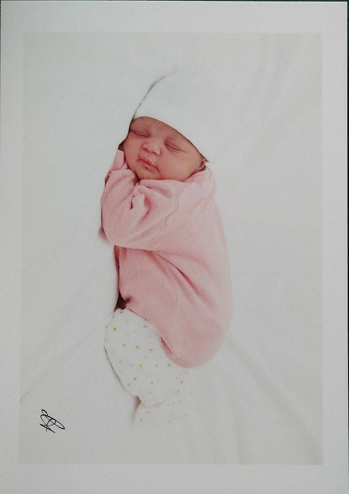 Nahéla a rejoint le concours — aidez-le/la à gagner de superbes lots ! art, baby, baby_sleeping, baby_toddler_clothing, beanie, cap, child, comfort, headwear, linens, magenta, pattern, peach, person, portrait_photography, sleeve, toddler