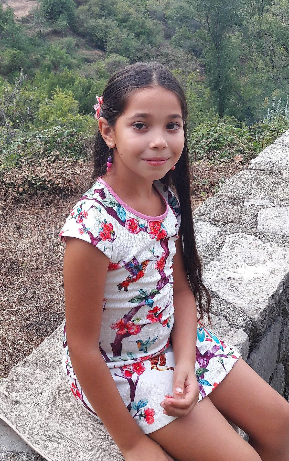 Serena a rejoint le concours — aidez-le/la à gagner de superbes lots ! black_hair, day_dress, dress, flash_photography, grass, hair, happy, head, joy, leisure, lip, people_in_nature, person, plant, skin, sleeve, smile, summer, thigh, tree