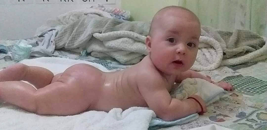 Eric a rejoint le concours — aidez-le/la à gagner de superbes lots ! baby, baby_making_funny_faces, cheek, child, face, finger, hand, head, mouth, muscle, nose, person, skin, surprise, thumb, toddler