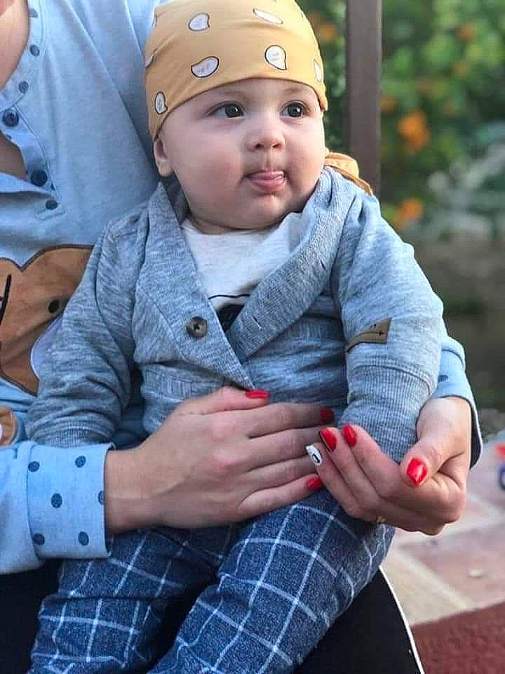 Eric a rejoint le concours — aidez-le/la à gagner de superbes lots ! baby, beanie, cap, child, design, headgear, headwear, pattern, person, plaid, toddler