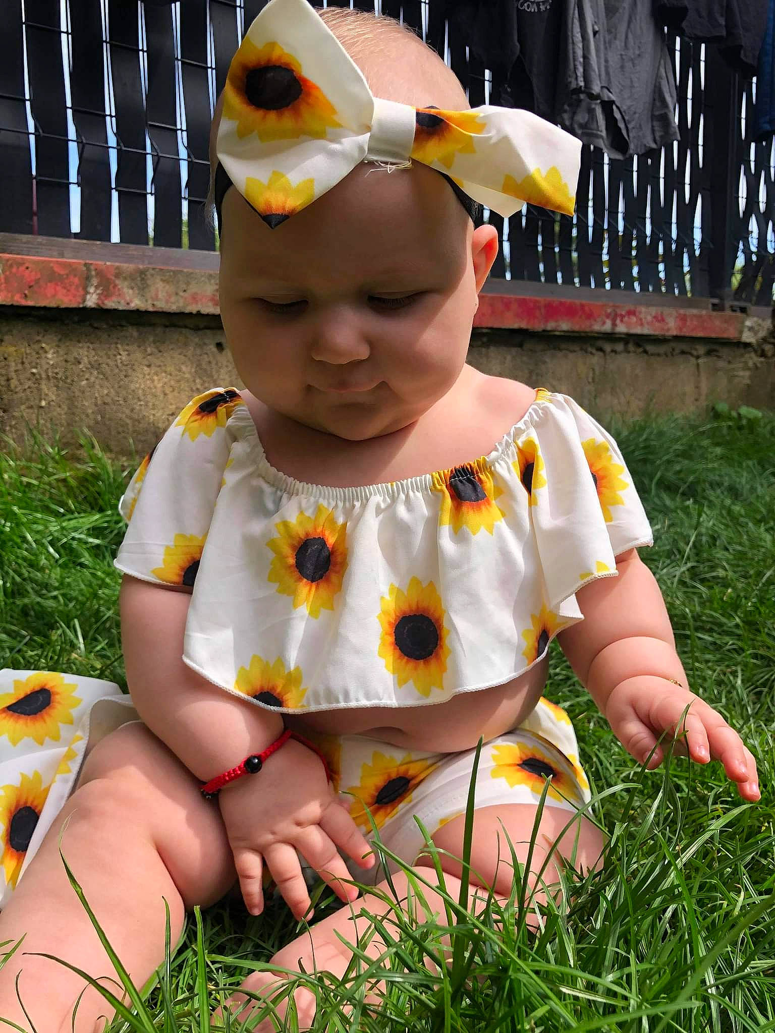 Anais a rejoint le concours — aidez-le/la à gagner de superbes lots ! baby, baby_toddler_clothing, eyewear, face, fun, goggles, grass, happy, head, headgear, headwear, human_body, people_in_nature, person, personal_protective_equipment, photograph, skin, smile, sunglasses, toddler