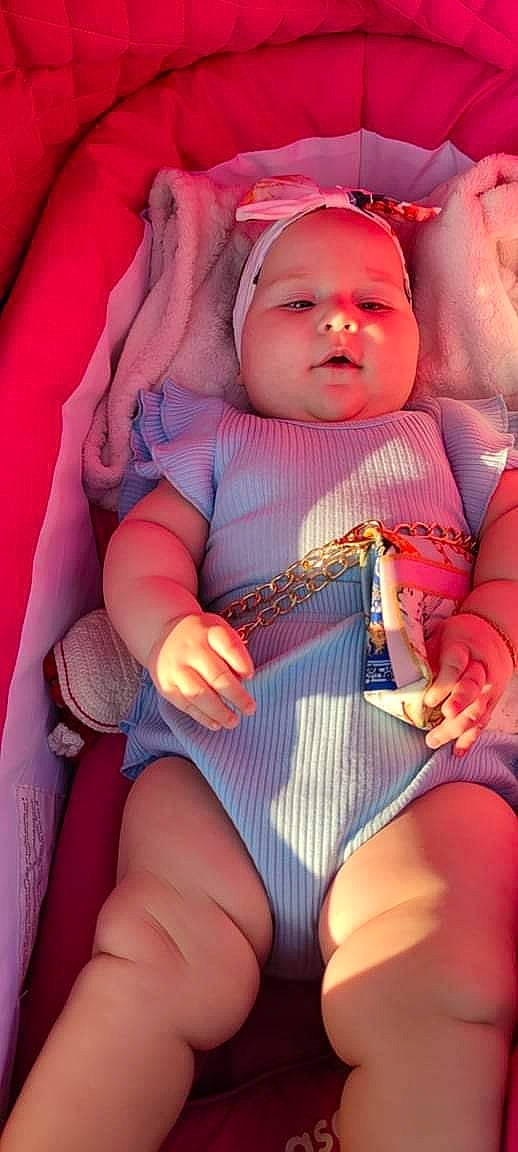 Anais participe au concours pour gagner de l'argent avec cette photo : baby, baby_toddler_clothing, cheek, child, comfort, facial_expression, finger, hand, lap, leg, lip, mouth, nail, organ, person, pink, skin, textile, thigh, thumb