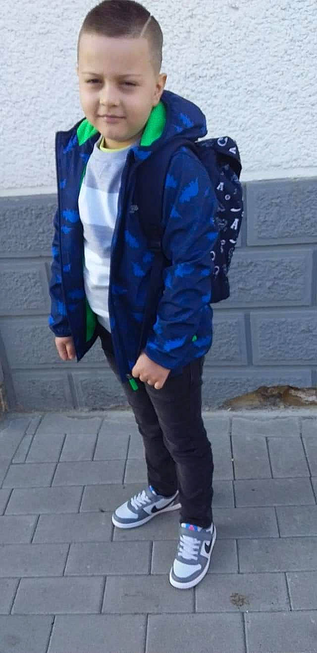 Robert participe au concours pour gagner de l'argent avec cette photo : blue, clothing, coat, cobalt_blue, cool, denim, electric_blue, footwear, fun, hood, jacket, jeans, outerwear, person, shoe, sleeve, snapshot, street_fashion, style, trousers