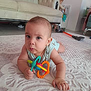 Kénaï a rejoint le concours — aidez-le/la à gagner de superbes lots ! baby, toddler, toy, carpet, couch, indoor, child, floor, vacuum_cleaner, furniture, play, curious, room, household, person, clothing, hand, head, expression, background