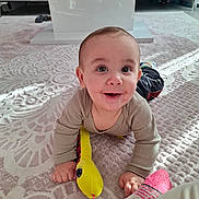 Kénaï participe au concours pour gagner de l'argent avec cette photo : baby, child, toy, plush, carpet, floor, living_room, smiling, happy, infant, crawling, clothing, sock, face, eyes, hand, home, interior, furniture, soft_toy