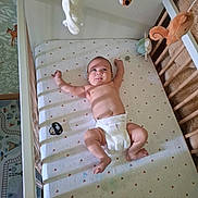 Kénaï a rejoint le concours — aidez-le/la à gagner de superbes lots ! baby, crib, diaper, toy, nursery, plush_toy, infant, sleeping_area, child, patterned_wallpaper, wooden_crib, playful, cute, lying_down, baby_bedding, indoor, soft_toys, baby_girl_or_boy, childcare, room_decor