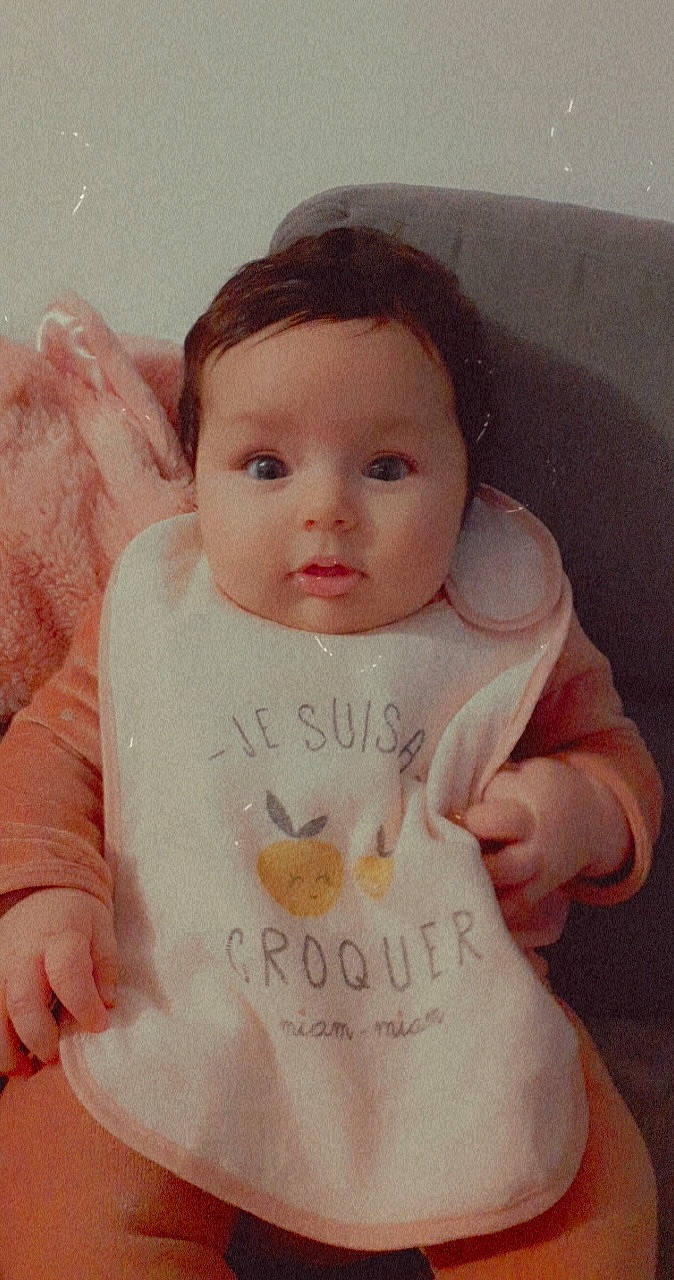 Razan a rejoint le concours — aidez-le/la à gagner de superbes lots ! arm, baby_toddler_clothing, cheek, eyebrow, eyelash, face, facial_expression, hair, hand, happy, lip, neck, nose, organ, outerwear, person, product, skin, sleeve, textile
