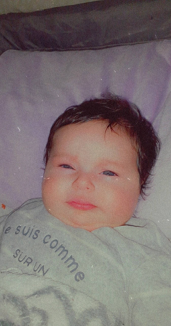 Razan a rejoint le concours — aidez-le/la à gagner de superbes lots ! baby, cheek, child, chin, comfort, eyelash, face, forehead, head, iris, jaw, linens, lip, neck, nose, person, skin, sleeve, smile, textile