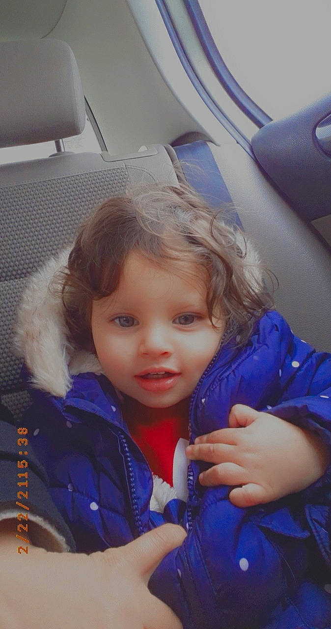 Israa participe au concours pour gagner de l'argent avec cette photo : air_travel, automotive_design, automotive_exterior, blue, child, electric_blue, fun, gesture, hair, happy, head, iris, motor_vehicle, person, skin, sleeve, smile, toddler, travel, vehicle_door